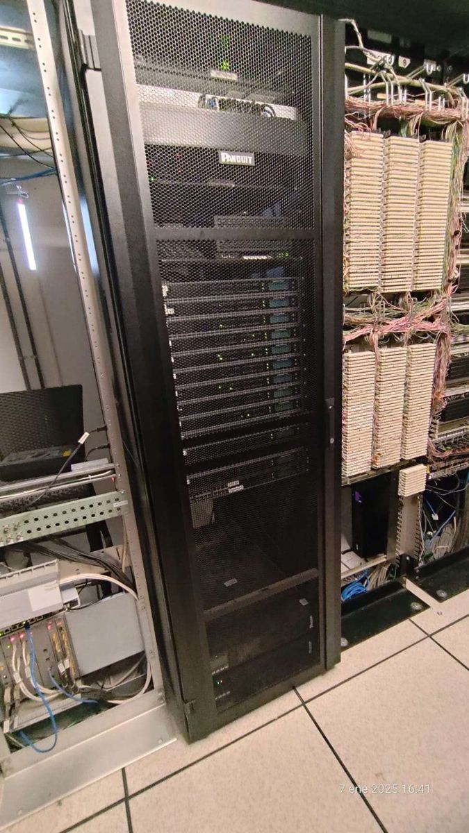 Rack de comunicaciones con cableado organizado