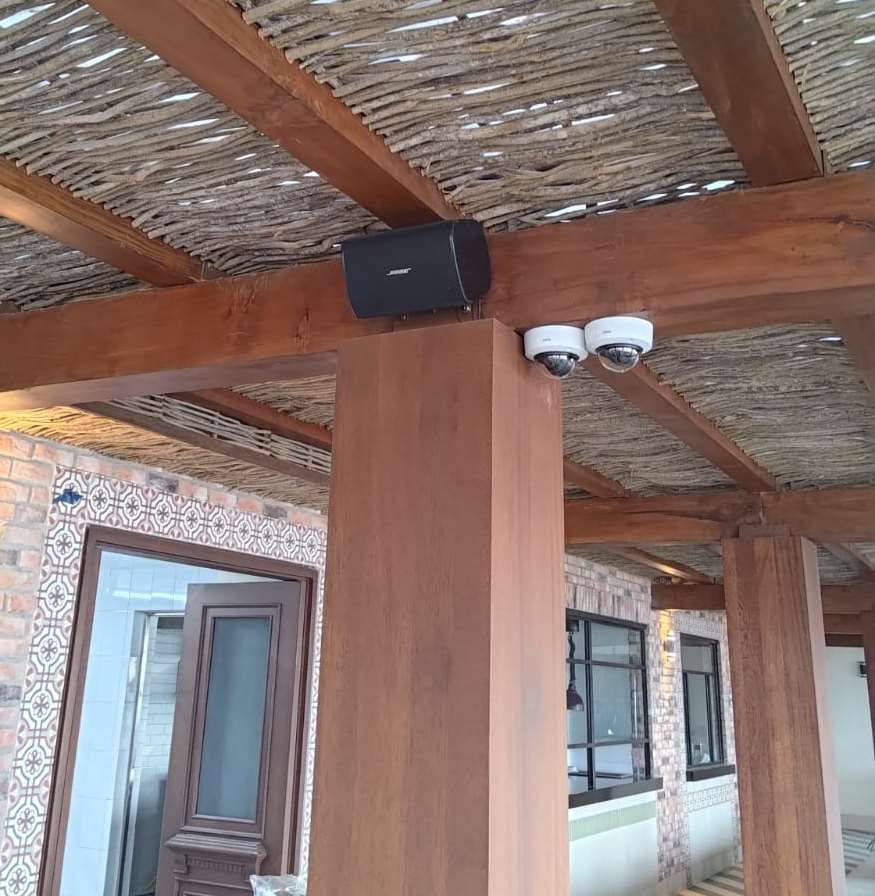 Bocina y cámaras en terraza