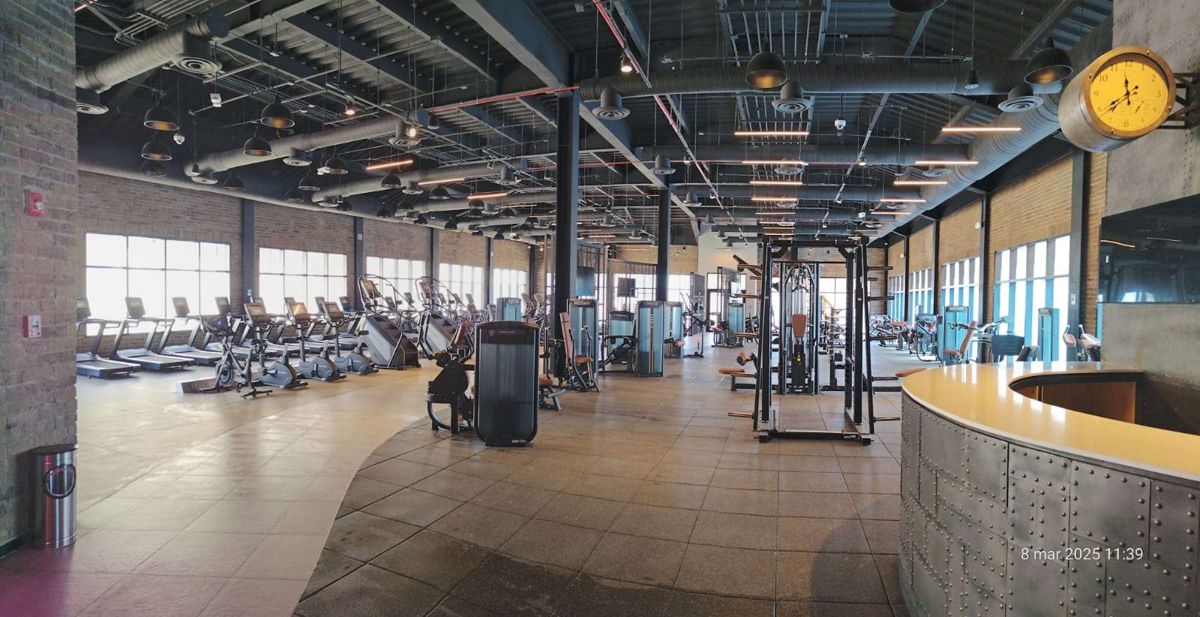 Gimnasio con red y audio instalados