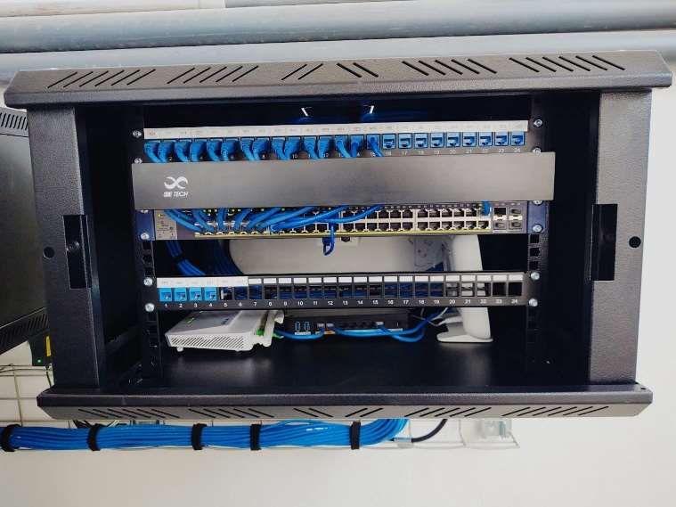 Gabinete de red con patch panel