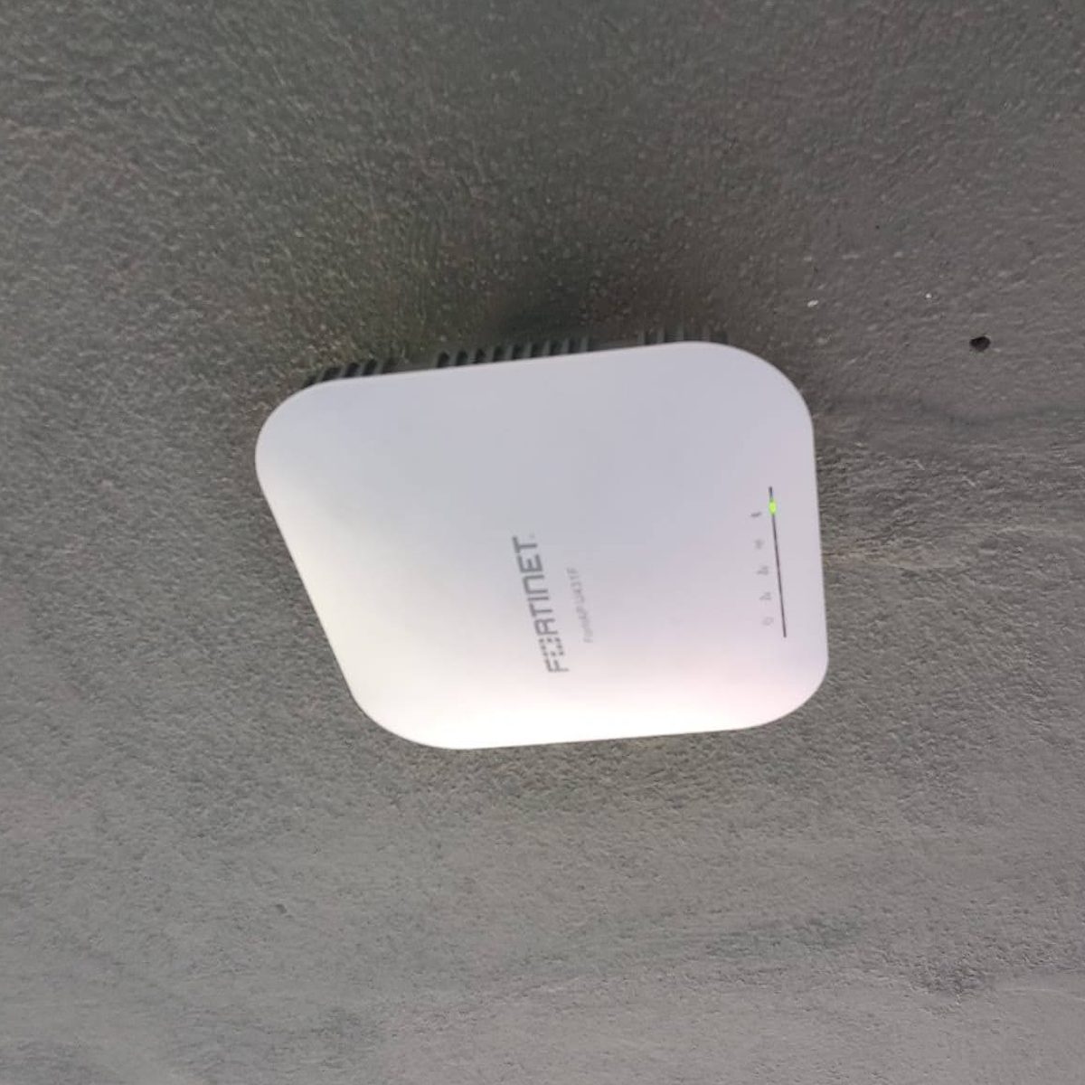 Punto de acceso WiFi Fortinet instalado en techo