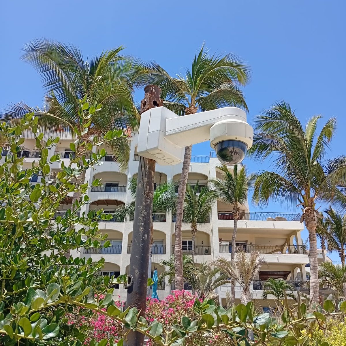 Cámara domo de CCTV en exteriores de un hotel
