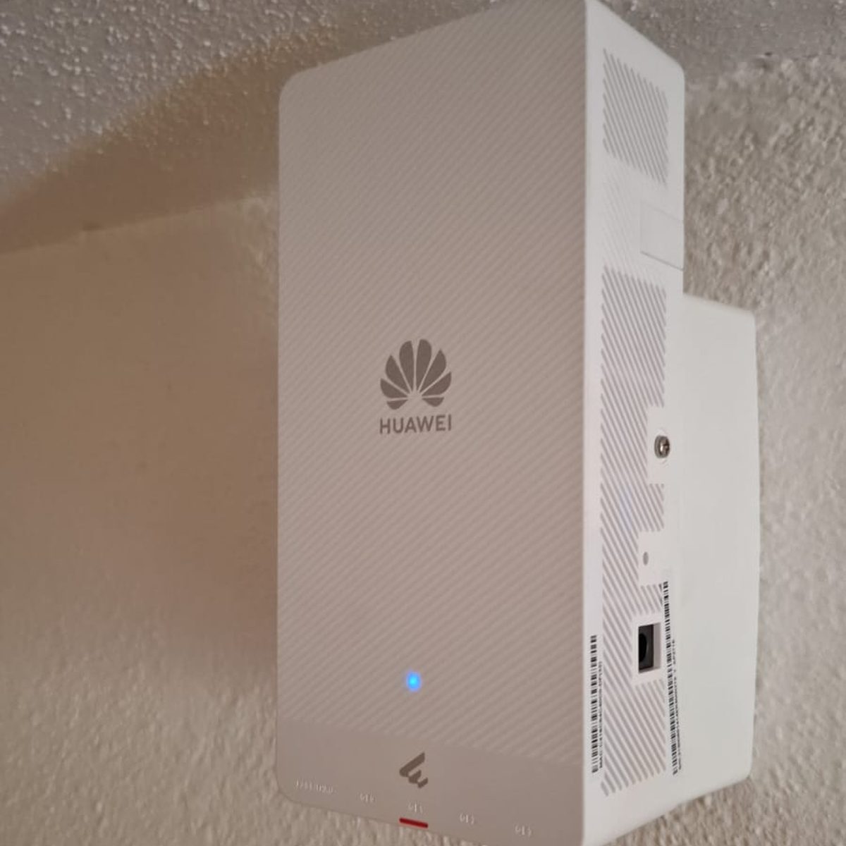 Punto de acceso WiFi Huawei en habitación