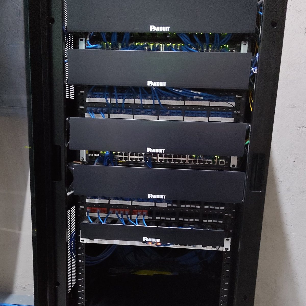 Rack Panduit con switches y UPS